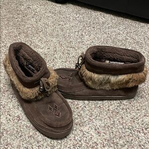 Manitobah mukluks real Fur-Trimmed suede fleece lined rubber soled boots